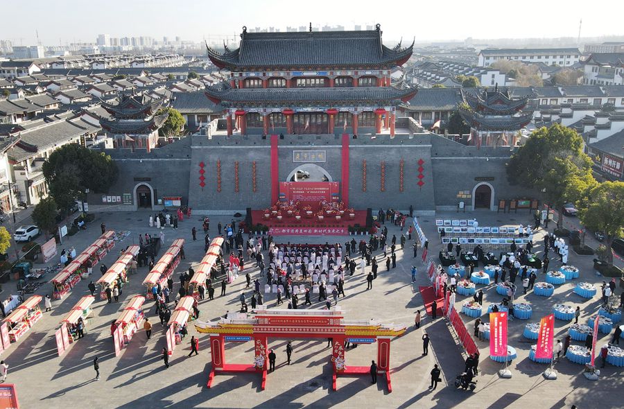 城門掛春聯(lián)，金湖沖刺“開門紅”。陳義寶攝