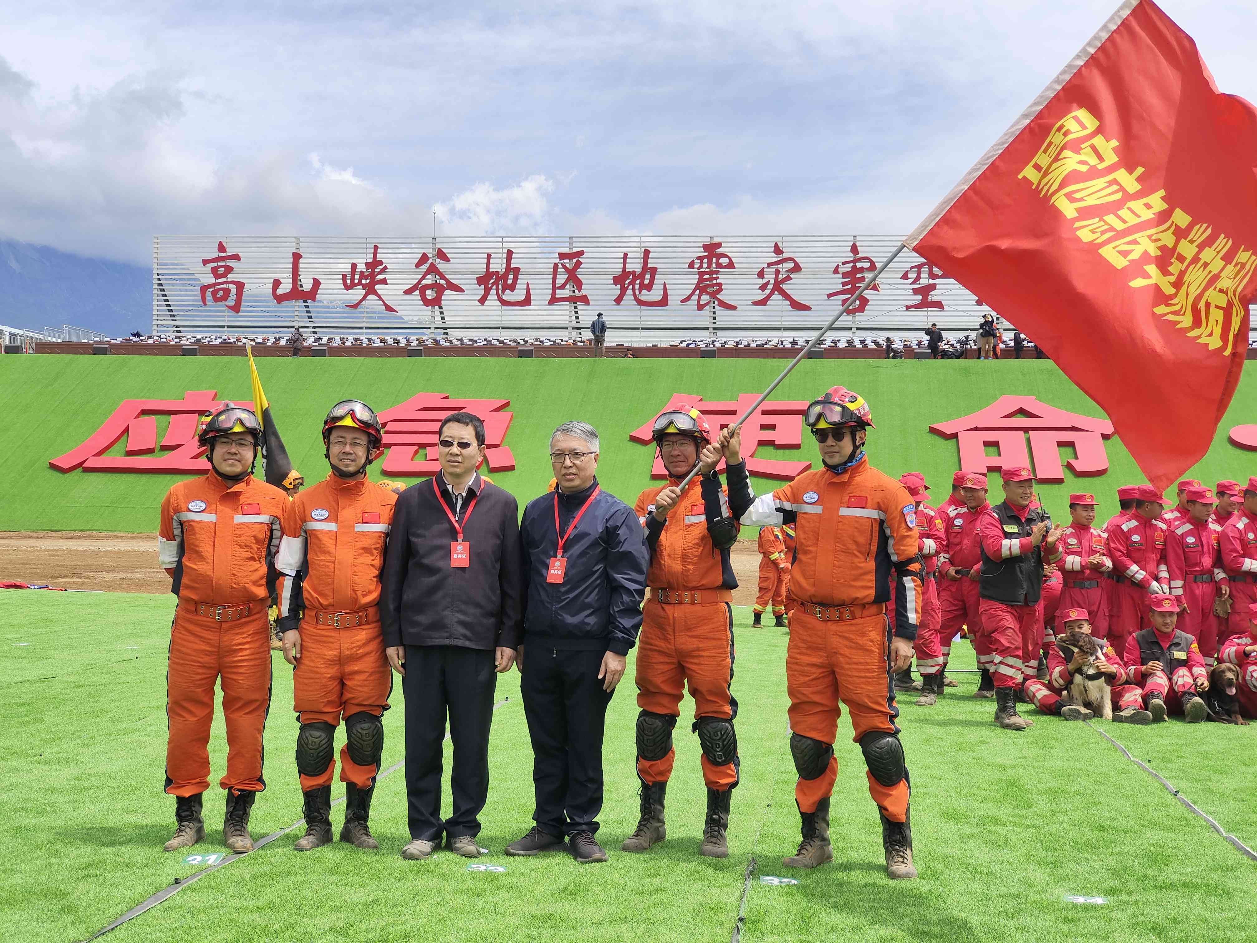 呂國(guó)忠以總領(lǐng)隊(duì)身份，帶領(lǐng)國(guó)家應(yīng)急醫(yī)學(xué)救援隊(duì)演練。受訪者供圖
