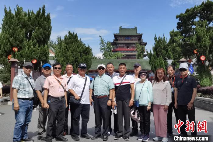 圖為臺(tái)灣新北市永和區(qū)里長(zhǎng)聯(lián)誼會(huì)江西參訪團(tuán)一行在南昌滕王閣前合影。　柳曉丹 攝