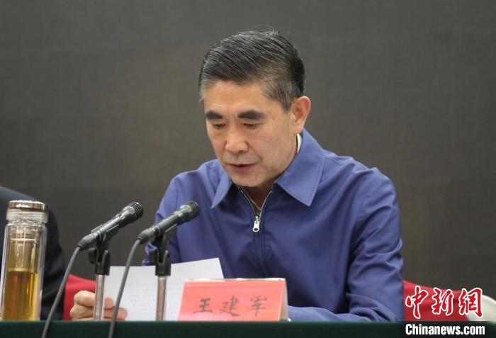 圖為青海省委書記王建軍出席會議并作講話。　張?zhí)砀?攝