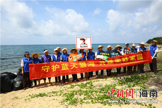 環(huán)保志愿者呼吁停止隨地扔垃圾、破壞環(huán)境等不文明行為。