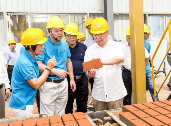 2019年6月21日下午，省長沈曉明在三亞建筑廢棄物綜合利用廠，查看用建筑廢棄物綜合處理后制成的再生水泥磚。海南日報記者 宋國強(qiáng) 攝