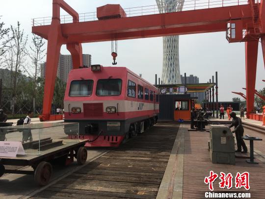 公園內(nèi)的火車車廂與貨場(chǎng)龍門吊等工業(yè)遺跡?！「呒t超 攝