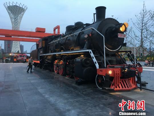 公園內(nèi)保留布置了蒸汽時(shí)代火車頭?！「呒t超 攝