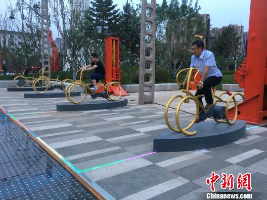 市民使用公園內(nèi)的健身設(shè)施?！「呒t超 攝
