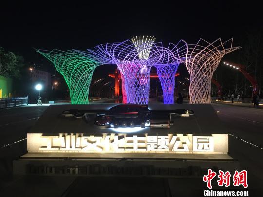 夜晚，奧運(yùn)“五色樹(shù)”的燈光?！「呒t超 攝