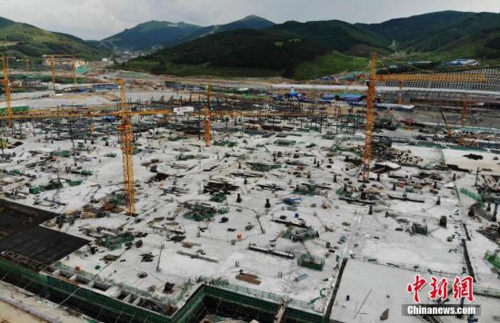 6月28日，航拍鏡頭下的河北張家口冬奧會(huì)太子城冰雪小鎮(zhèn)項(xiàng)目。太子城冰雪小鎮(zhèn)項(xiàng)目位于2022年冬奧會(huì)張家口賽區(qū)核心區(qū)，連接張家口賽區(qū)云頂和古楊樹(shù)兩個(gè)競(jìng)賽場(chǎng)館群，建成后將承擔(dān)賽時(shí)核心區(qū)配套保障功能，提供冬奧頒獎(jiǎng)、貴賓接待、交通換乘、休閑娛樂(lè)等服務(wù)，賽后將成為一座國(guó)際化四季度假小鎮(zhèn)。 中新社記者 楊艷敏 攝
