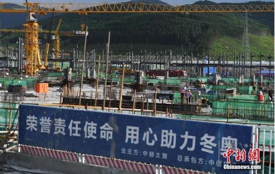 6月28日，河北張家口冬奧會(huì)太子城冰雪小鎮(zhèn)項(xiàng)目現(xiàn)場(chǎng)。太子城冰雪小鎮(zhèn)項(xiàng)目位于2022年冬奧會(huì)張家口賽區(qū)核心區(qū)，連接張家口賽區(qū)云頂和古楊樹(shù)兩個(gè)競(jìng)賽場(chǎng)館群，建成后將承擔(dān)賽時(shí)核心區(qū)配套保障功能，提供冬奧頒獎(jiǎng)、貴賓接待、交通換乘、休閑娛樂(lè)等服務(wù)，賽后將成為一座國(guó)際化四季度假小鎮(zhèn)。 中新社記者 楊艷敏 攝