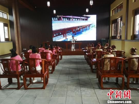 學(xué)生們在大原書院誦讀國學(xué)經(jīng)典?！⊥貔i 攝