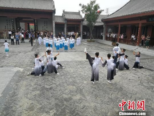 誦讀國學(xué)經(jīng)典展演。　王鵬 攝