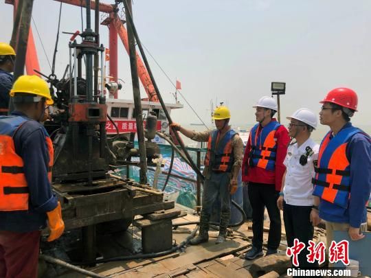圖為勘察設(shè)計(jì)人員與常熟海事局執(zhí)法船在現(xiàn)場(chǎng)配合鉆探施工?！∥赫?攝