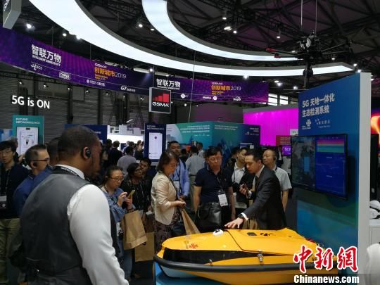 圖為現(xiàn)場人員講解5G“天地一體化”生態(tài)檢測系統(tǒng)?！∪伟厮?攝