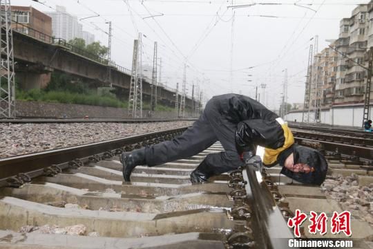 蘭州西工務(wù)段蘭州線路車間職工檢查線路幾何尺寸?！⊥豕廨x 攝