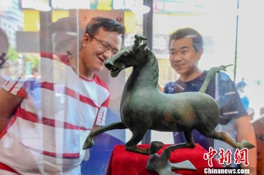 甘肅省博物館將榮登《國家寶藏》的文物銅奔馬和人頭形器口彩陶瓶搬到了絲路如意餐廳，讓顧客在餐廳內(nèi)就能近距離的和文物面對(duì)面?！＄娦?攝