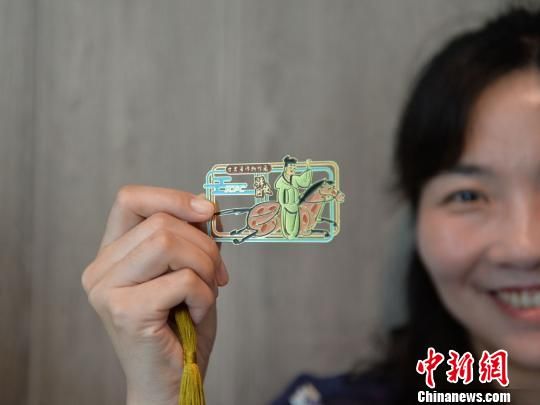 絲路主題餐廳內(nèi)推出的文創(chuàng)產(chǎn)品?！＄娦?攝