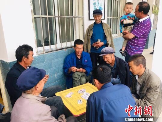 圖為老年人“興趣驛站”中的棋牌組?！“瑧c龍 攝