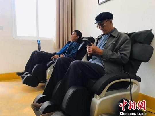 袁家壩村老年人使用按摩椅。　艾慶龍 攝