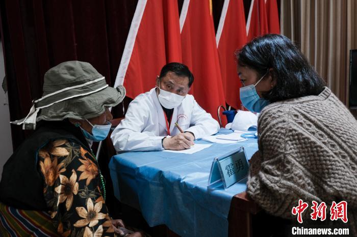 北京大學第一醫(yī)院教授、主任醫(yī)師霍勇在義診現(xiàn)場接診。　江飛波 攝