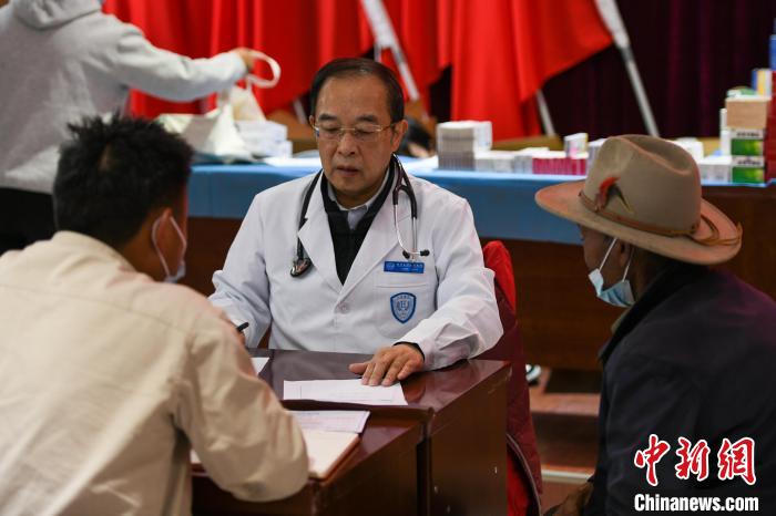 北京大學人民醫(yī)院心臟中心副主任、博士生導師王偉民為農(nóng)牧民問診?！〗w波 攝