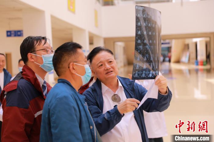 上海專家們采用“一對(duì)一”指導(dǎo)等方式，帶動(dòng)日喀則市人民醫(yī)院科室、醫(yī)生業(yè)務(wù)水平的提升?！∩虾＝淮筢t(yī)學(xué)院供圖