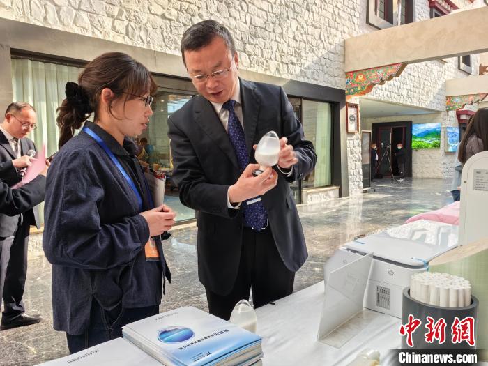 圖為簽約企業(yè)現(xiàn)場(chǎng)推介自己的產(chǎn)品?！≮w延 攝