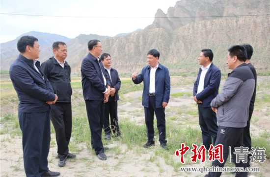 圖為黃南州有關(guān)領(lǐng)導(dǎo)現(xiàn)場踏勘、督導(dǎo)生態(tài)環(huán)保責(zé)任落實情況現(xiàn)場。黃宣攝