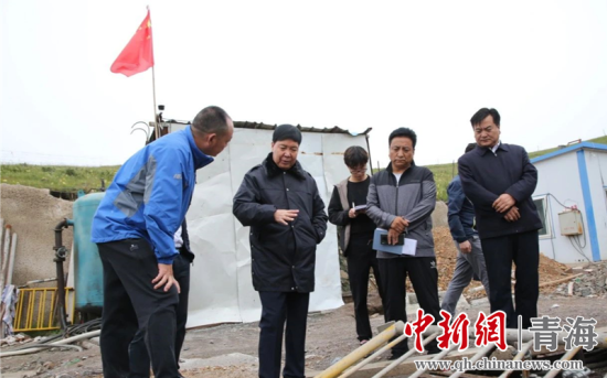 圖為黃南州有關(guān)領(lǐng)導(dǎo)現(xiàn)場踏勘、督導(dǎo)生態(tài)環(huán)保責(zé)任落實(shí)情況現(xiàn)場。黃宣攝
