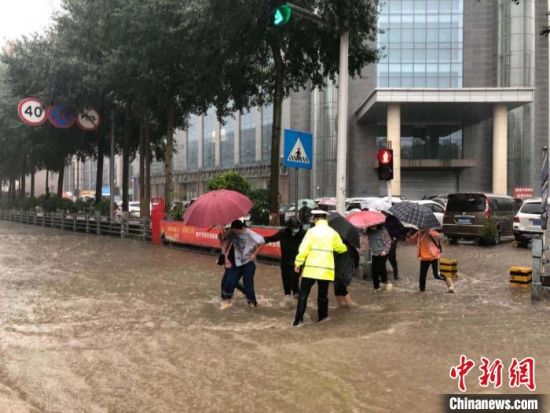 8月28日，青海省東部出現(xiàn)強降水天氣過程，其中西寧地區(qū)出現(xiàn)入汛以來雨量最大、強度最大的強降水過程。西寧交警供圖