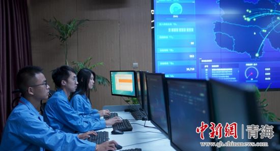 圖為國網(wǎng)青海電力大數(shù)據(jù)中心工作人員正在監(jiān)控綠電相關(guān)數(shù)據(jù)。王國棟攝