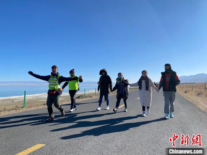 圖為徒步現(xiàn)場(chǎng)?！±罱瓕?攝