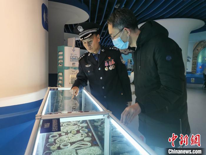 圖為森林警察為游客講解查獲這些象牙制品過程中發(fā)生的真實(shí)故事。　文思睿 攝
