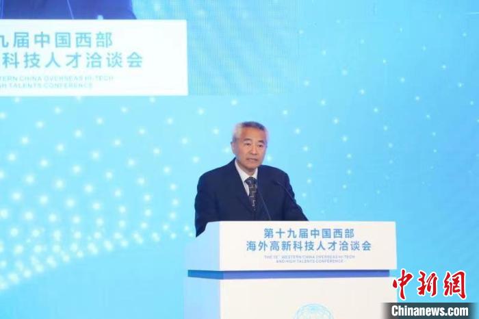 全國(guó)政協(xié)副主席、九三學(xué)社中央常務(wù)副主席邵鴻出席論壇并致辭。　四川省委統(tǒng)戰(zhàn)部供圖