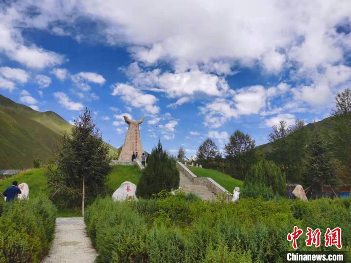 圖為三江源自然保護(hù)區(qū)紀(jì)念碑?！∏嗪Ｊ∥幕吐糜螐d供圖