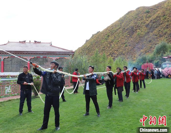 圖為護(hù)林員體驗(yàn)架設(shè)水泵?！〔际猩窒乐ш?duì) 供圖