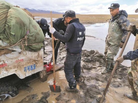 巡山途中車輛陷入泥坑。