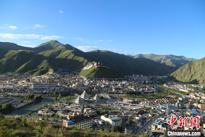 圖為航拍玉樹市?！∮駱涫形麄鞑抗﹫D