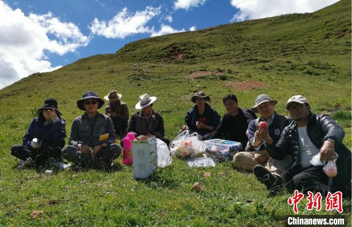 科研團(tuán)隊(duì)在熱魯盆地工作合影?！≈锌圃呵嗖馗咴?供圖