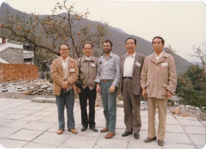 1987年早期脊椎動物國際研討會在中國舉行，劉玉海先生(右一)與中外同行專家合影。　Gavin Young(澳大利亞) 供圖