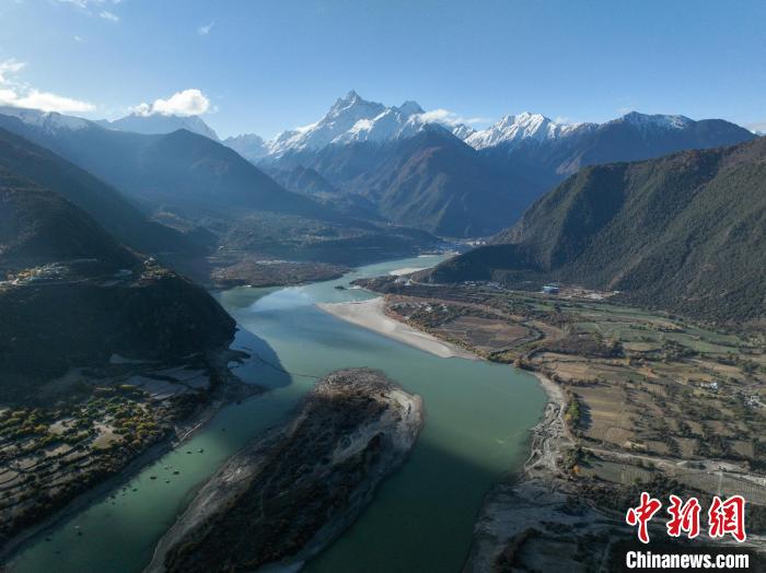 西藏林芝雅魯藏布大峽谷的雪山風(fēng)光?！《拘?攝