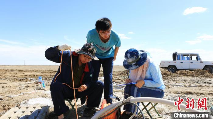 圖為專家測(cè)量鹽湖鹵水水位。(資料圖) 柴綜院 供圖