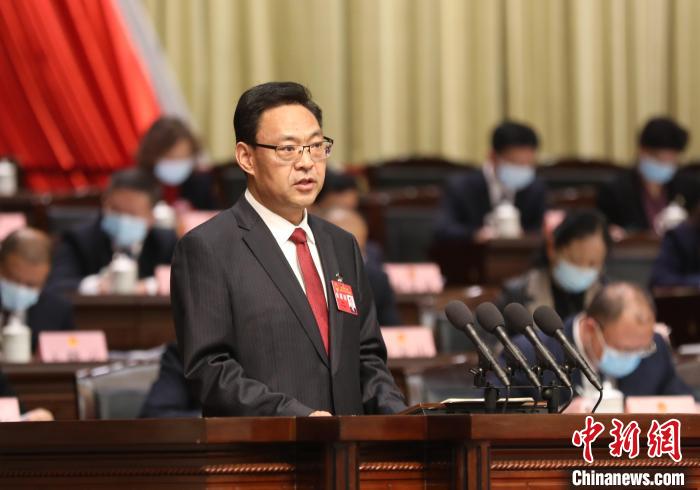 圖為青海省西寧市人民政府代市長石建平作政府工作報告?！∑钤鲚?攝