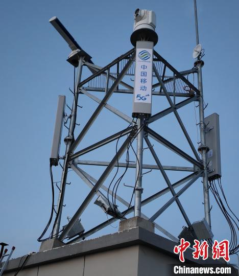 資料圖為建在龍羊峽湖區(qū)內(nèi)的5G基站。　青海移動(dòng)海南分公司供圖
