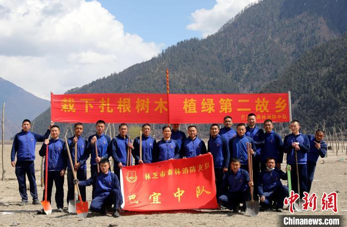 林芝市巴宜區(qū)森林消防中隊(duì)志愿服務(wù)隊(duì)合影留念?！∥骼@拉翁 攝