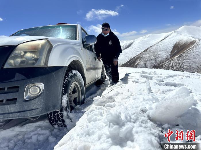 圖為生態(tài)管護(hù)人員準(zhǔn)備在雪地推車?！《“瓦_(dá)杰 攝