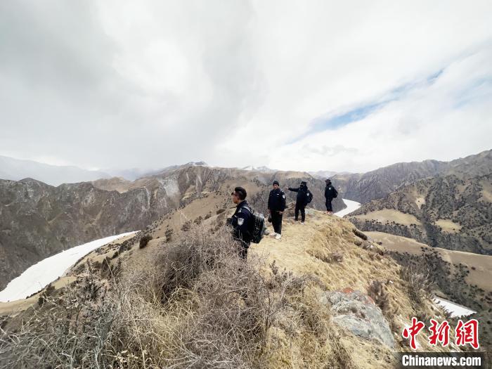 圖為曲麻萊縣崗當(dāng)村的生態(tài)管護(hù)人員開展巡護(hù)。　丁巴達(dá)杰 攝