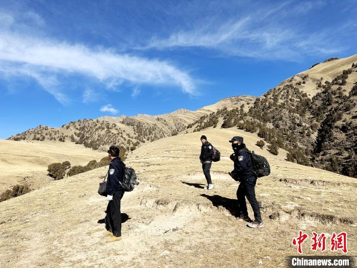 圖為生態(tài)管護(hù)人員開展巡護(hù)?！《“瓦_(dá)杰 攝
