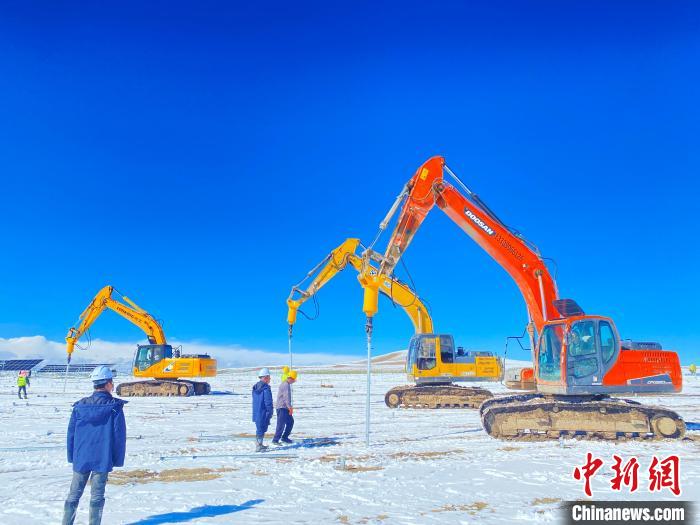 圖為雪中施工。資料圖 姜佳保供圖