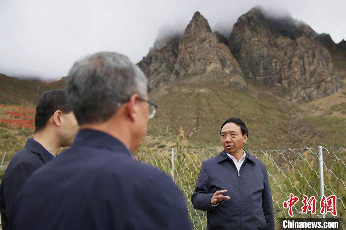 圖為西藏自治區(qū)人大常委會副主任、拉薩南北山綠化指揮部副總指揮江白(右)?！∝暣_ 攝