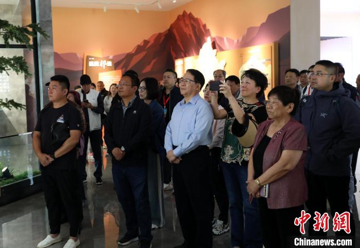 圖為臺(tái)商參訪祁連山國(guó)家公園生態(tài)科普館?！⊙Φ?攝