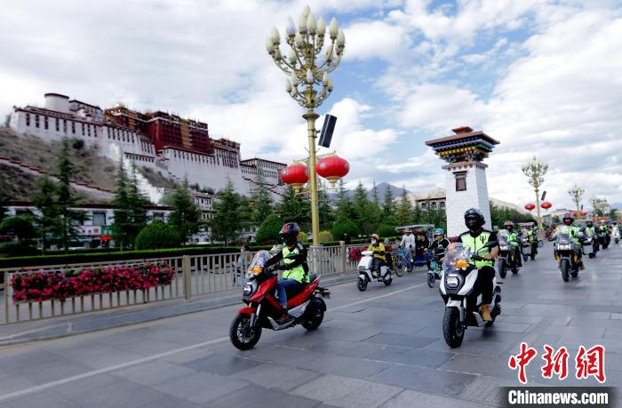 圖為2023年極地G219集結(jié)賽暨金卡納場地賽選手途經(jīng)拉薩布達(dá)拉宮?！∮文恋厍蚬﹫D